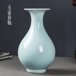 Vase en céramique de couleur vert clair, de forme élégante et épurée, créant une atmosphère apaisante et raffinée.