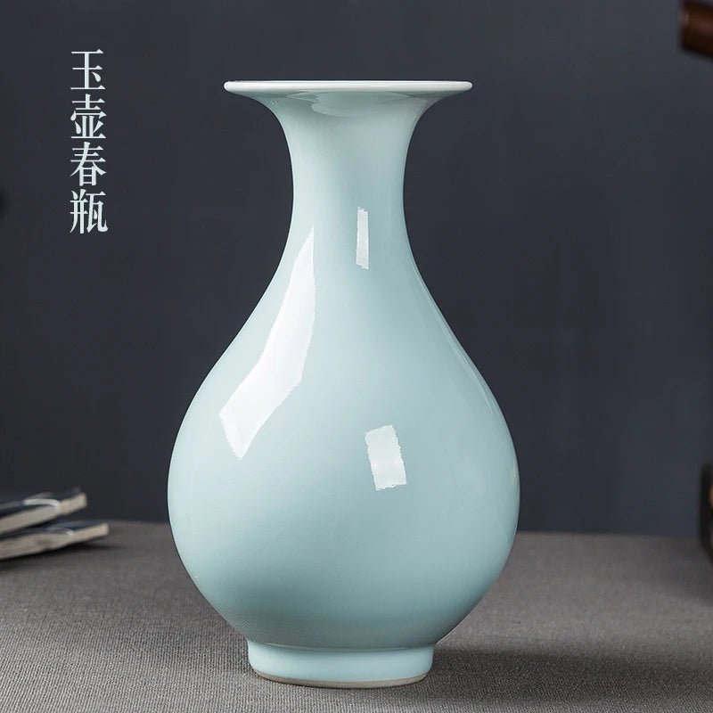 Vase en céramique de couleur vert clair, de forme élégante et épurée, créant une atmosphère apaisante et raffinée.