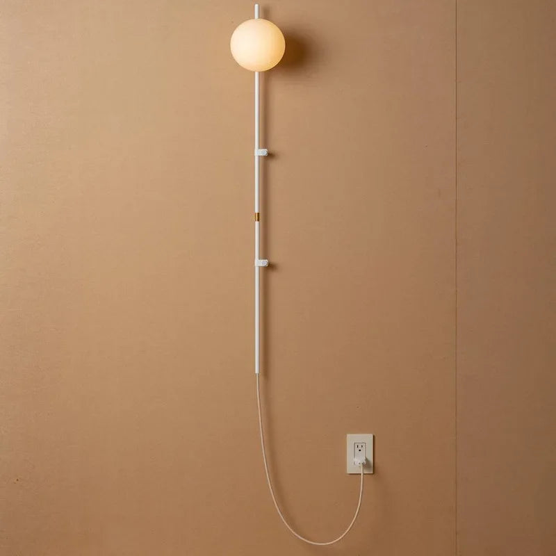 Applique murale verte dans une chambre à coucher scandinave