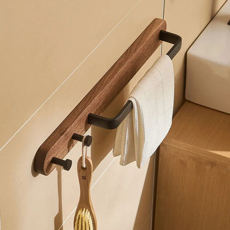 Détail de la finition laquée et de la texture du bois brûlé du porte-serviettes