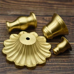 Tête de lit design en laiton antique avec base de lampe intégrée vue de face