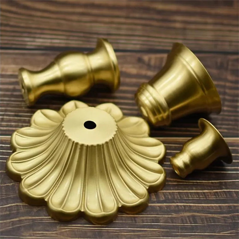 Tête de lit design en laiton antique avec base de lampe intégrée vue de face