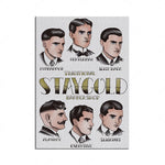 Cette image illustre plusieurs types de coiffures traditionnelles pour hommes telles que le pompadour, le slick back et le slick part, avec des coupes de cheveux et des styles vestimentaires caractéristiques de l'époque, le tout dans un style vintage.