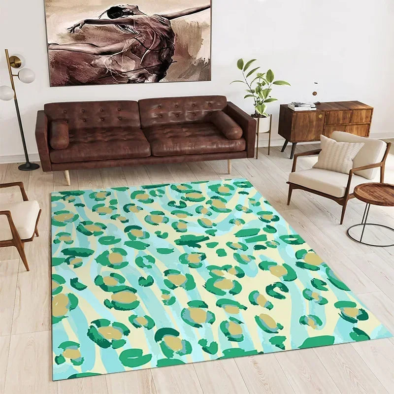 Le tapis coloré aux motifs de points verts et jaunes attire l'attention dans cette pièce élégante, avec son canapé en cuir brun et ses meubles en bois.