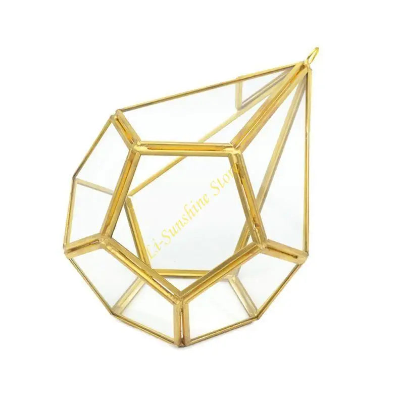 Terrarium pyramide or avec plantes succulentes vertes en décoration intérieure