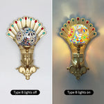 Reflets lumineux créés par l'applique murale paon en verre Tiffany