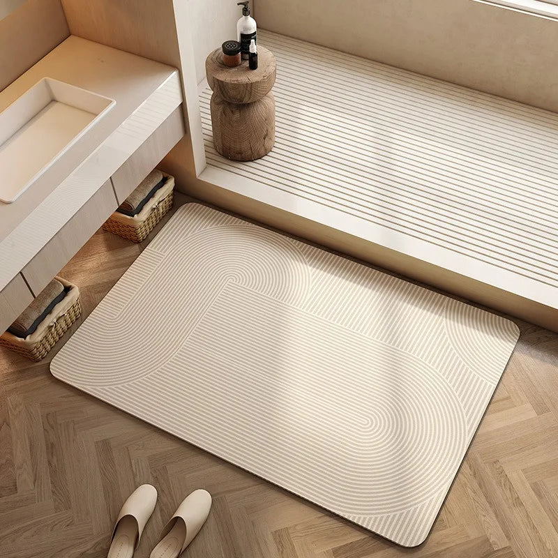 Un tapis aux motifs ondulants sur un sol de bois clair, disposé devant une surface de rangement avec des éléments de décoration, créant une ambiance apaisante dans la pièce.