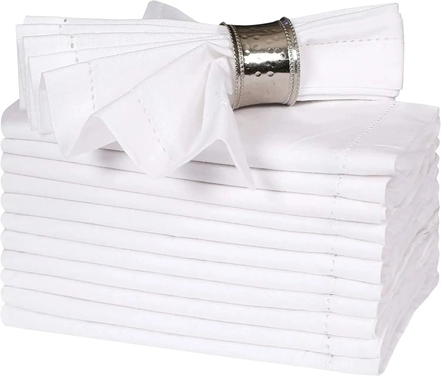 L'image montre une pile de serviettes de table blanches pliées, avec un décor argenté enroulé autour d'elles, créant un élément de style et de raffinement.