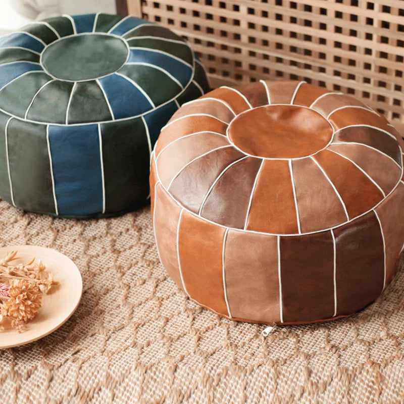 Pouf marocain en simili cuir PU de couleur bourgogne, forme carrée, dans un salon moderne