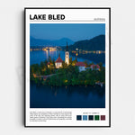Le pittoresque village de l'île du lac Bled, en Slovénie, offre une vue imprenable sur la majestueuse église de l'Assomption de Marie, avec sa tour élancée se reflétant dans les eaux cristallines du lac entouré de montagnes.
