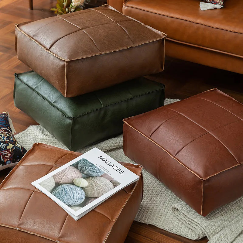 Détail des broderies artisanales sur le pouf marocain en cuir PU