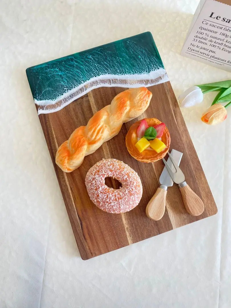 Planche à découper artisanale avec motifs résine ondulée bleue