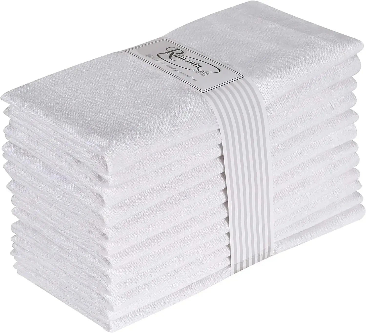 Un tas de serviettes de bain blanches bien pliées, emballées avec un ruban blanc.
