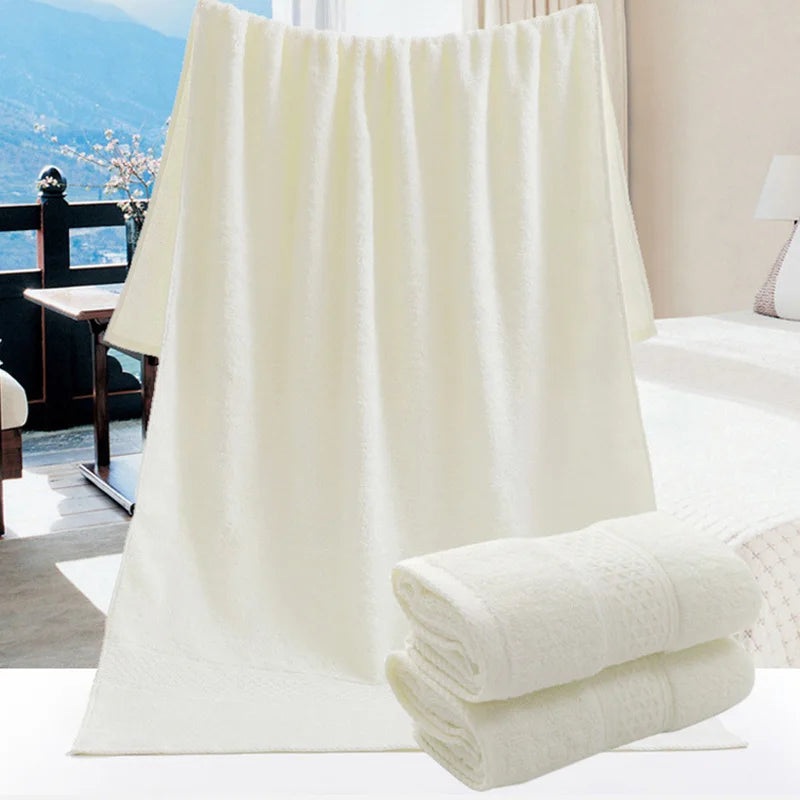 Serviette de bain grande taille en coton peigné avec broderie détaillée