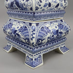 Une élégante urne en céramique bleue et blanche avec des motifs floraux et géométriques complexes.