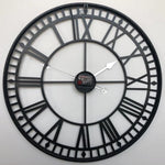 Vue de côté de l'horloge murale squelette montrant son épaisseur