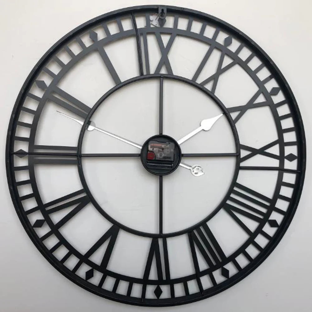 Vue de côté de l'horloge murale squelette montrant son épaisseur