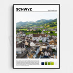 L'image montre une vue panoramique de la ville de Schwyz, en Suisse, nichée dans une vallée entourée de montagnes. Les toits en pente des bâtiments historiques et les clochers des églises se détachent sur un paysage vallonné verdoyant, faisant de Schwyz une destination pittoresque pour explorer le riche patrimoine architectural suisse.
