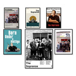 Cette image est un collage de plusieurs affiches et images liées à la série télévisée à succès Les Soprano, montrant les personnages principaux et différentes scènes clés de la série.