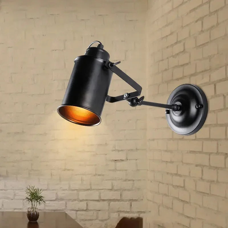 Applique murale LED rétro noire allumée en ambiance chaleureuse