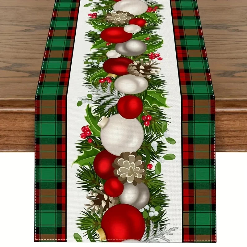 Décorations de Noël avec des boules rouges et blanches, des pommes de pin et des éléments végétaux sur un fond à carreaux verts et rouges.
