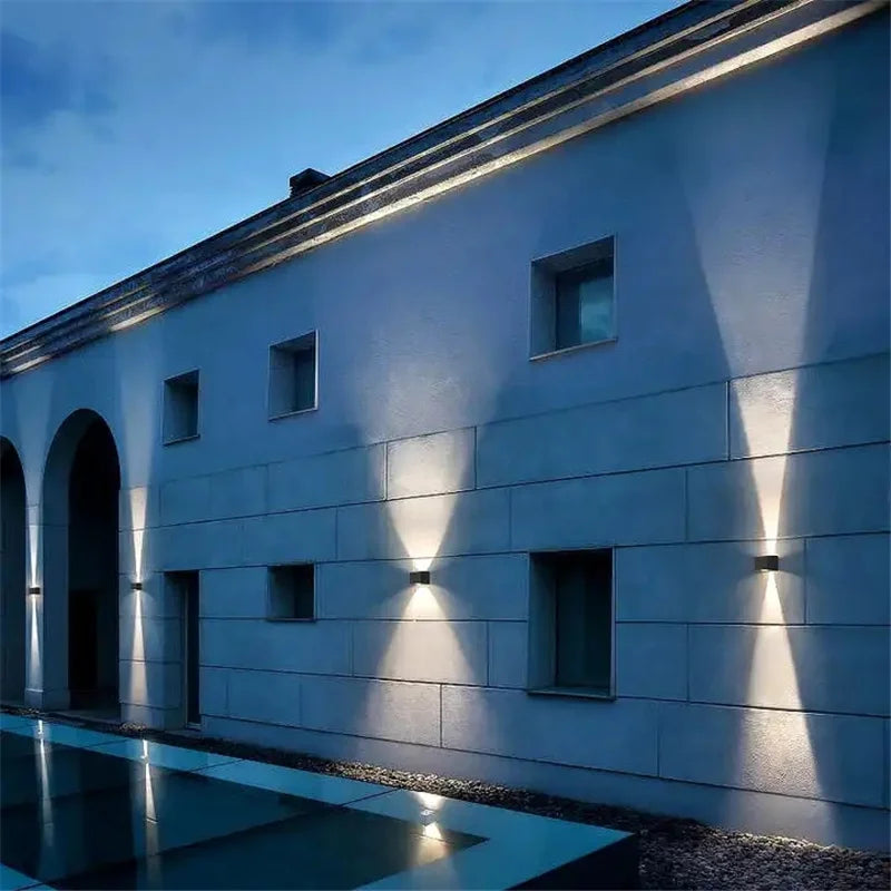 Installation autonome de l'applique solaire sur une terrasse