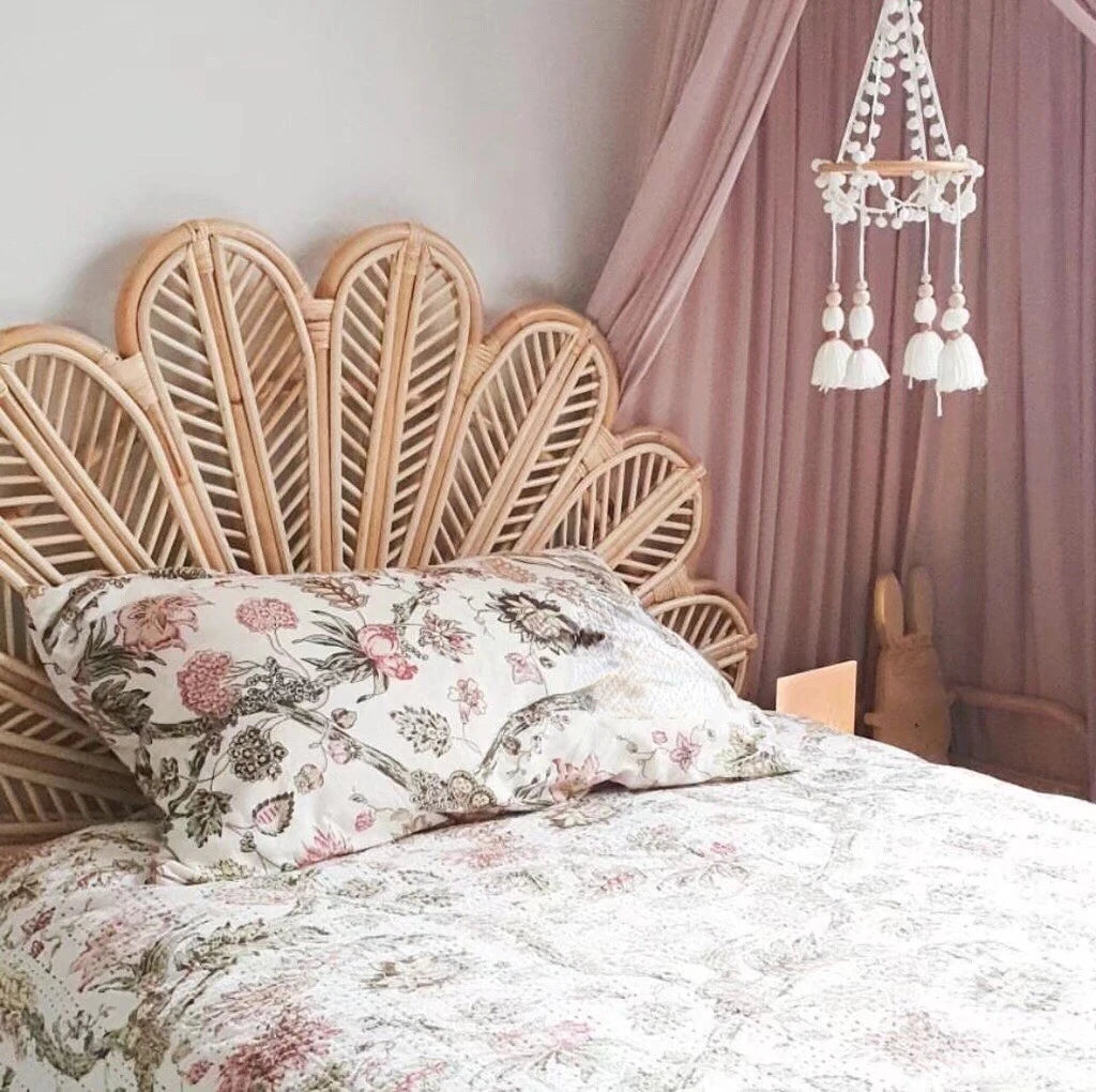 Tête de lit nordique dans une chambre décorée avec style naturel