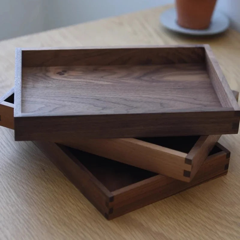 Boîte de rangement noire sur un bureau moderne