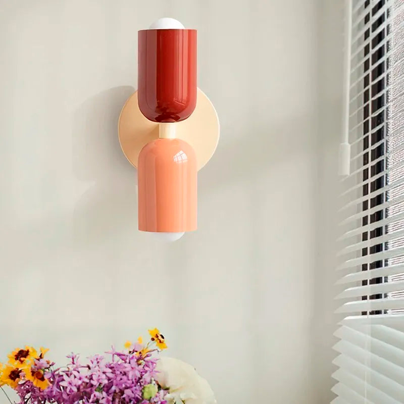 Applique murale moderne installée dans un salon avec éclairage doux