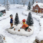 Figurines Village de Noël en résine blanche sur scène hivernale