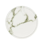 Assiette ronde en céramique blanche avec des veines grises donnant un aspect marbre.