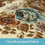 L'image montre un gros plan détaillé d'un tissu chenille jacquard orné de motifs floraux dorés et turquoise.