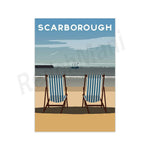 Cette image promotionnelle montre deux chaises longues rayées sur une plage de sable avec un paysage marin à l'arrière-plan et met en valeur le nom de la ville de Scarborough.