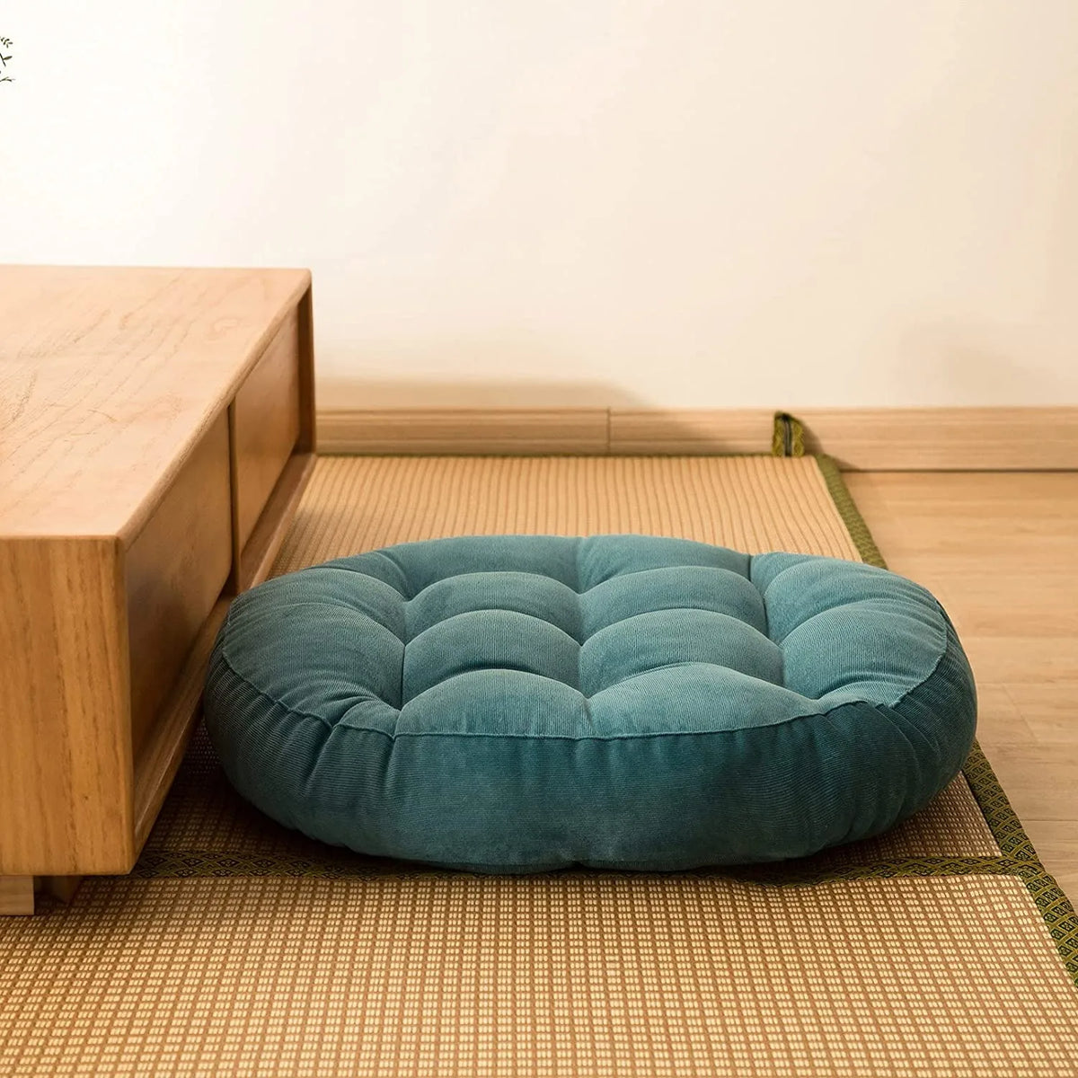 Coussin de sol pour yoga et méditation dans un salon élégant