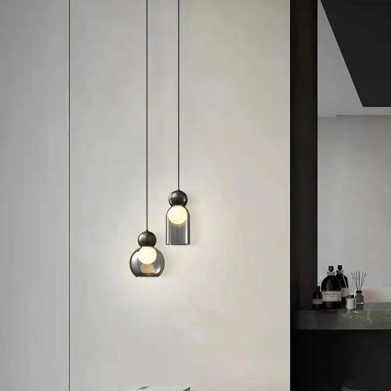 Lampe suspendue grise en verre transparent et laiton