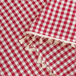 Nappe à carreaux rouges et blancs avec franges décoratives pour une table élégante et champêtre. Design classique idéal pour les repas en extérieur ou les occasions spéciales.