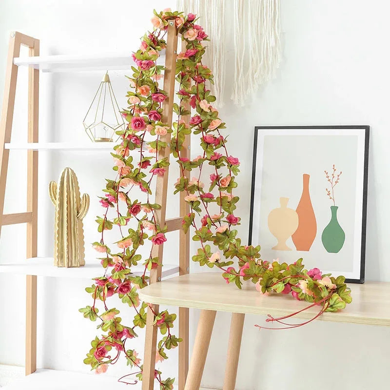 Guirlande de fleurs artificielles enroulée autour d'une rampe d'escalier pour une ambiance romantique
