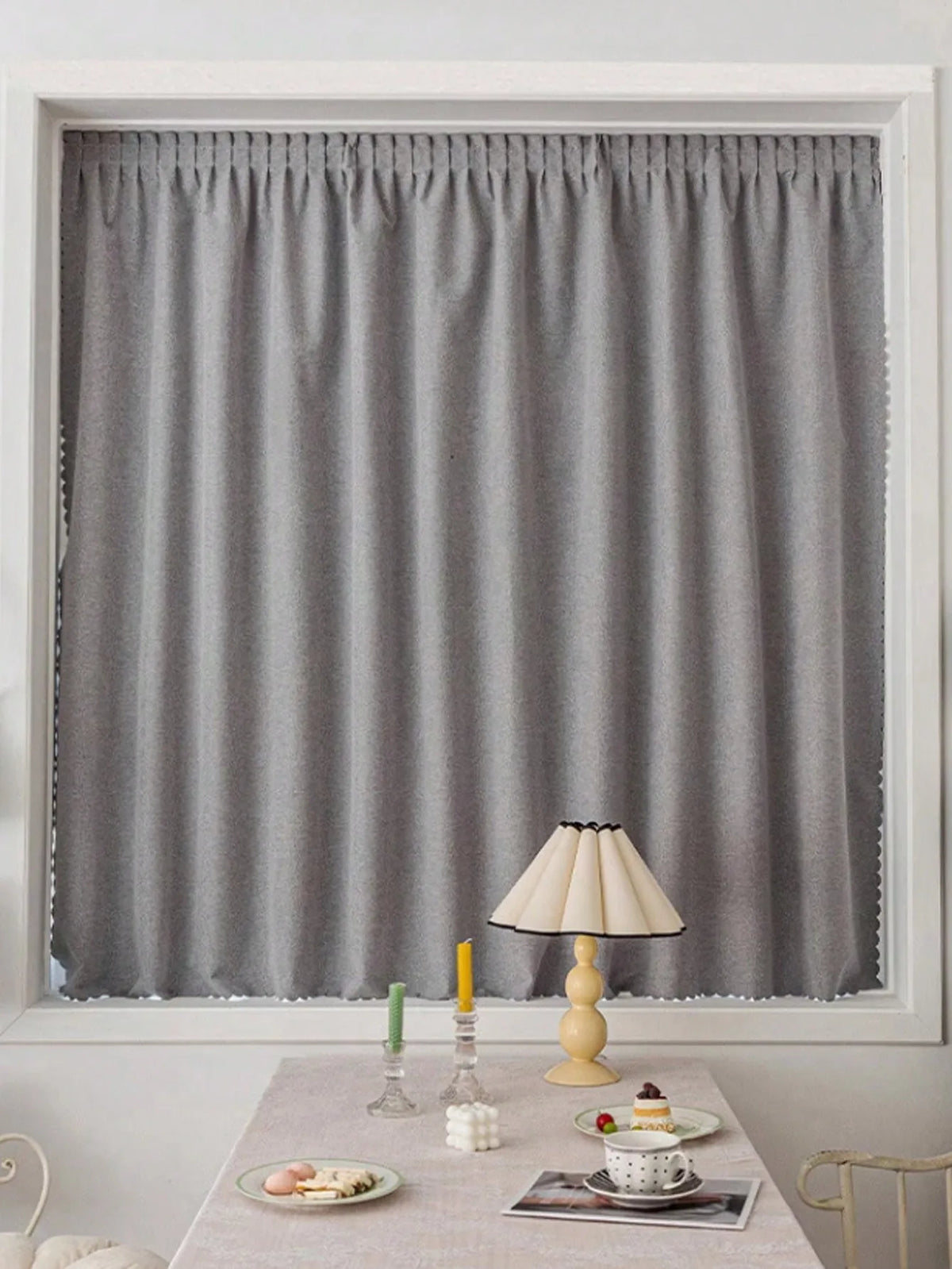 Rideau opaque gris élégant, idéal pour la décoration intérieure, offrant intimité et style. Parfait pour les salons modernes, ce rideau gris s'intègre harmonieusement à tout type de mobilier. Créez une ambiance cosy et sophistiquée dans votre espace de vie.