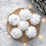 Comparaison taille boule de Noël 8cm avec décoration traditionnelle