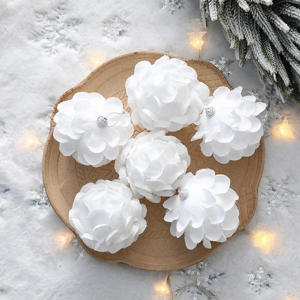 Comparaison taille boule de Noël 8cm avec décoration traditionnelle