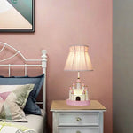 Détail de la lampe de chevet rose avec design gravé