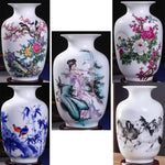 Vases de porcelaine décorés de motifs floraux, de scènes paysagères et d'animaux, illustrant la beauté et l'artisanat de la céramique chinoise traditionnelle.
