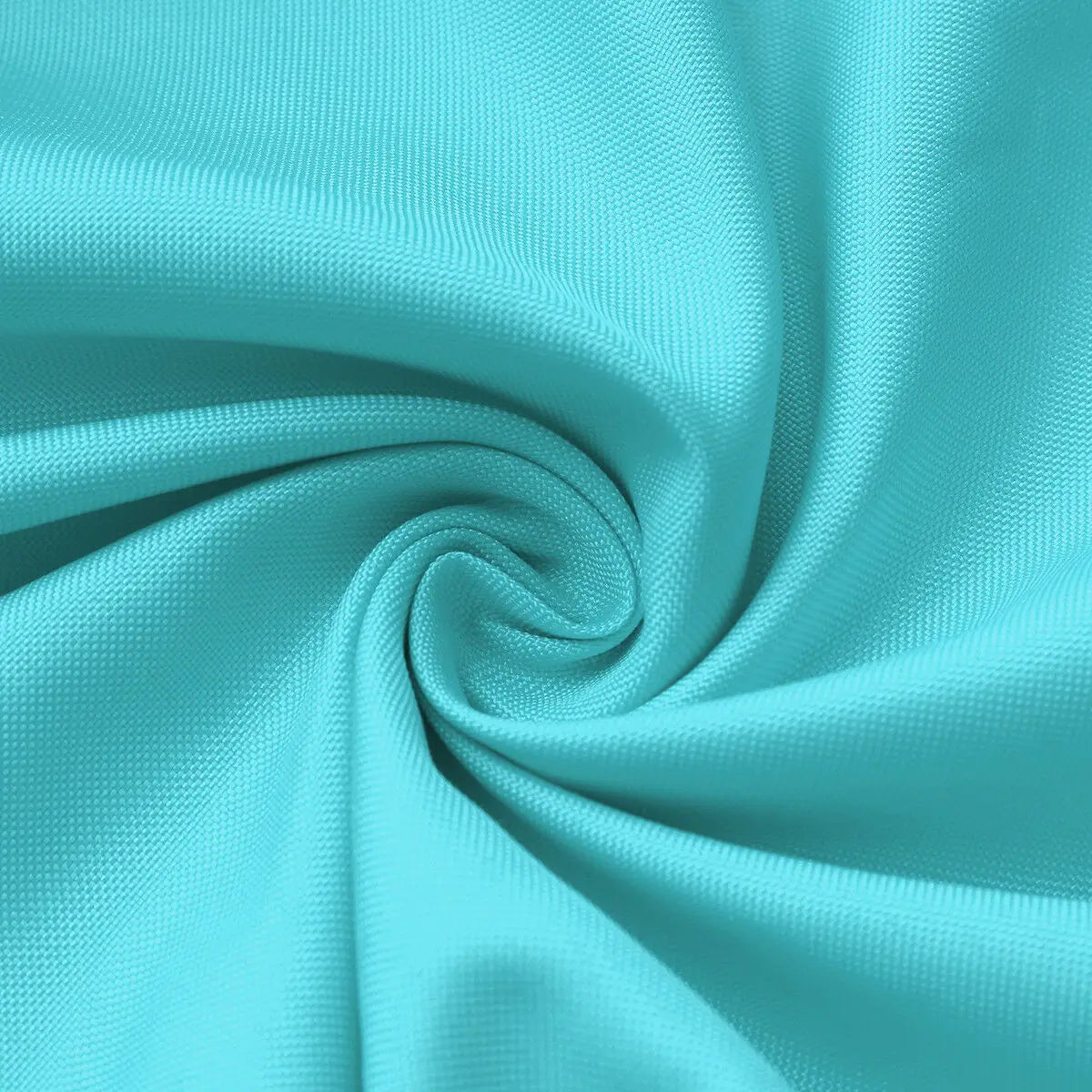 Voile d'ombrage rectangle bleu ciel protégeant une piscine