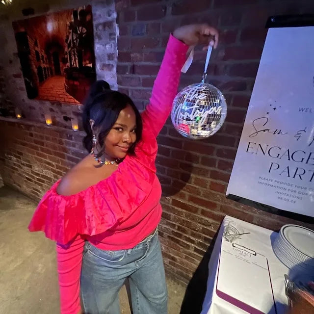 Boule disco jaune clair dans une décoration d'événement thématique