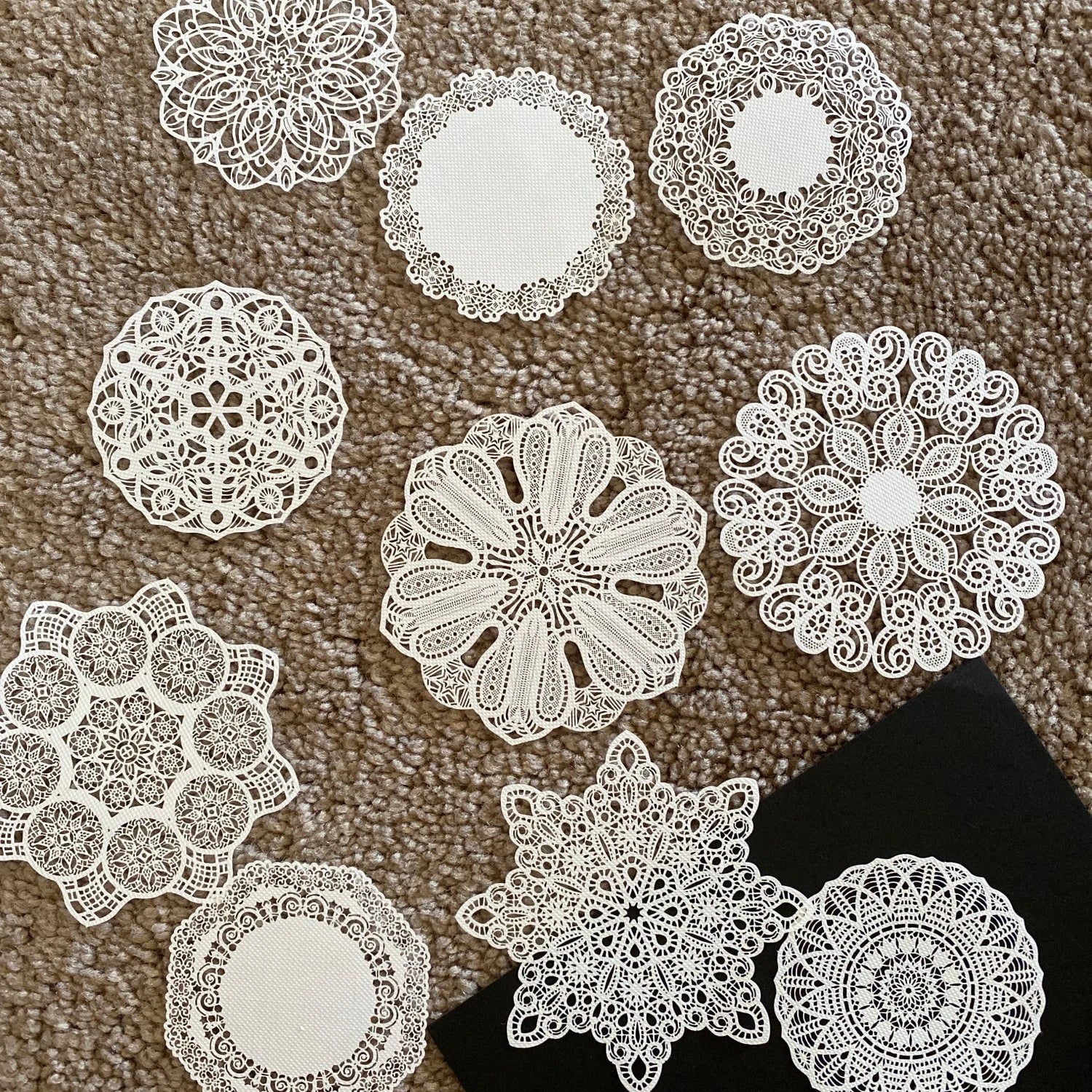 Napperon dentelle mandala sous une assiette blanche