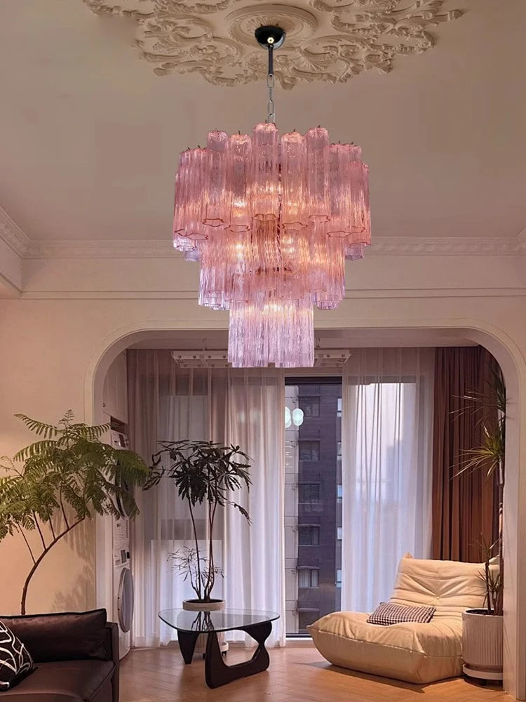 Lustre LED design français avec verre coloré suspendu dans un salon moderne