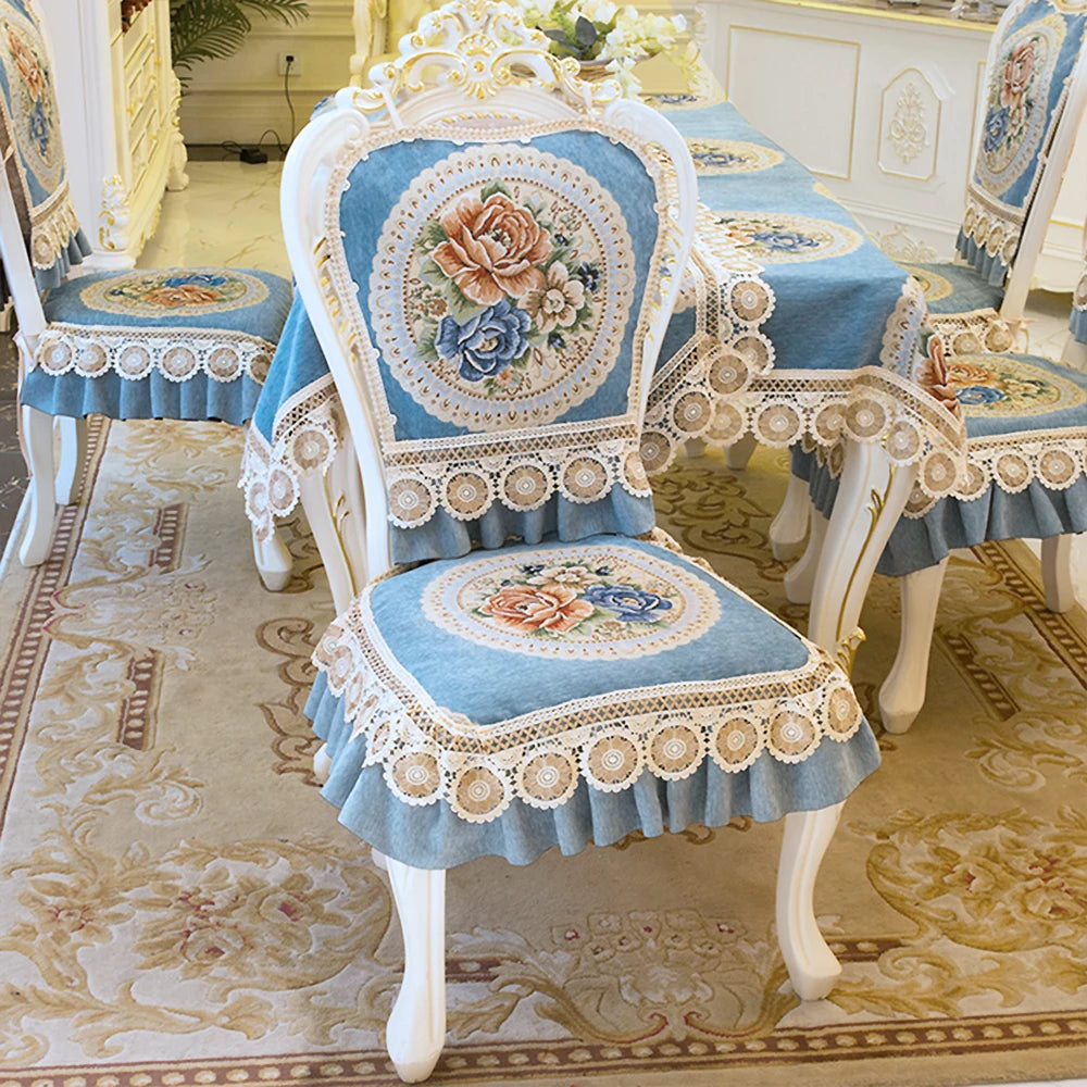 Élégant fauteuil baroque avec un motif floral bleu et blanc, décoré de dentelle et de volants raffinés, offrant un design vintage et luxueux.
