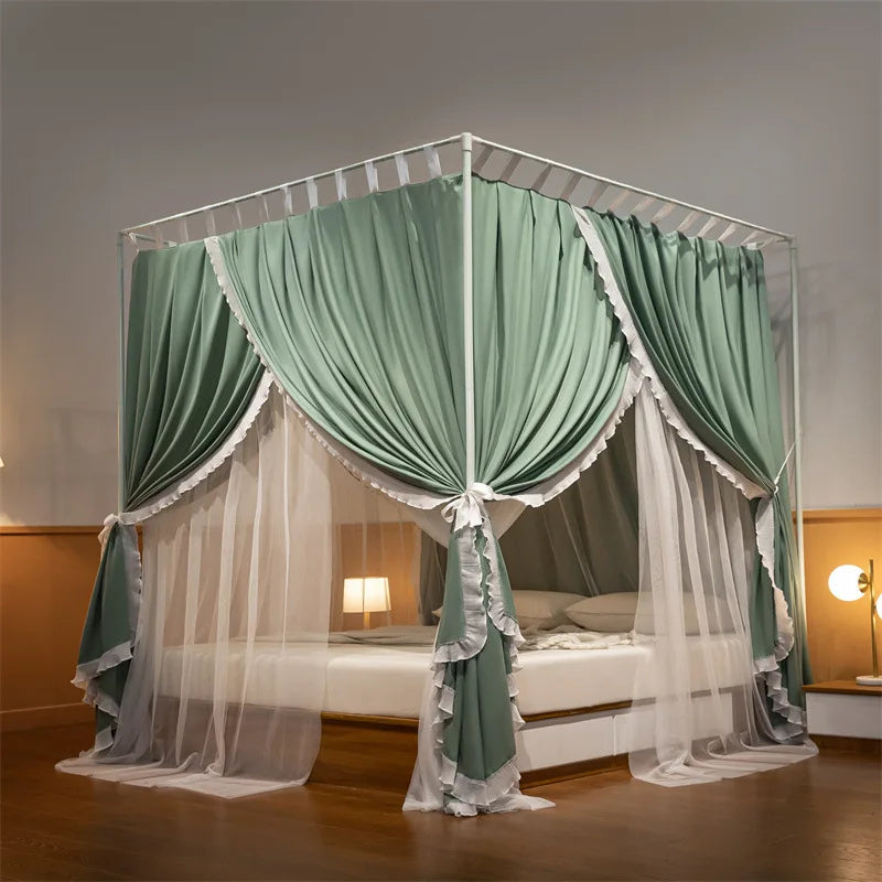 Un lit à baldaquin vert et blanc dans une chambre, avec de délicates draperies suspendues à une structure en métal formant une élégante alcôve autour du lit.