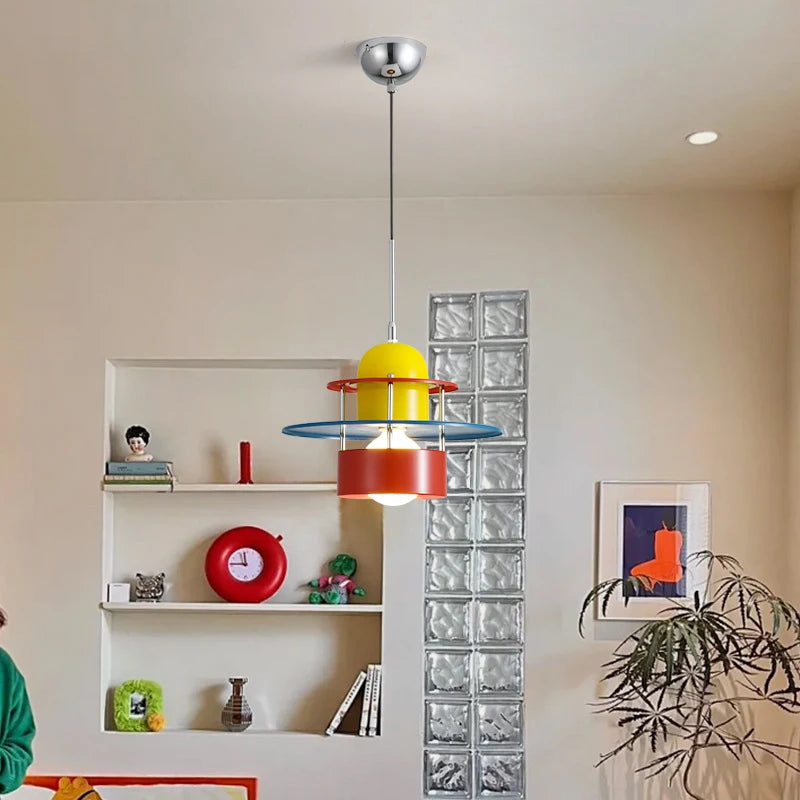 Lampe suspendue Memphis rouge éclairant une chambre à coucher