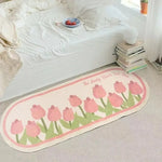 Un tapis de sol décoré de tulipes roses et vertes, représentant une scène bucolique et printanière dans une chambre.